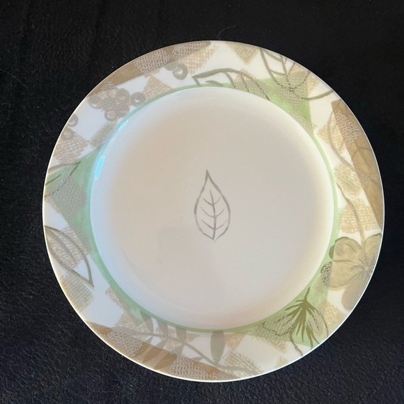 Set of 4 Corelle 7.25” Plates Cream & Green with Leaf Design Lunch Dessert Dish - Picture 1 of 8